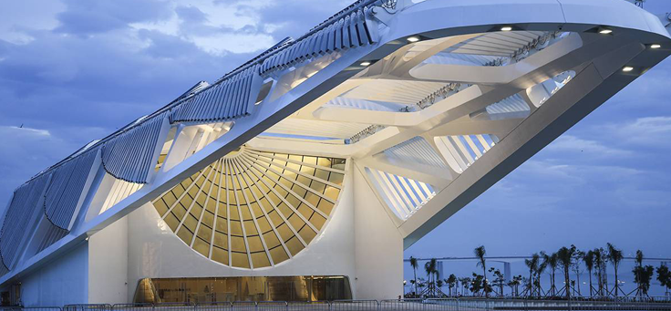 Na foto, destaca-se o prédio do Museu do Amanhã, um projeto arquitetônico espanhol Santiago Calatrava, construído no Rio de Janeiro