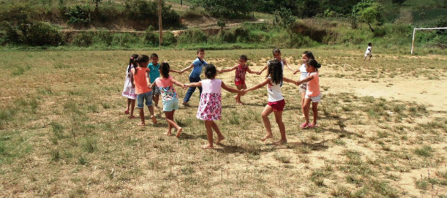 Ciranda de crianças em um gramado, ao ar livre (ECA e Legislação, Sistema de Garantia dos Direitos da Criança e do Adolescente)