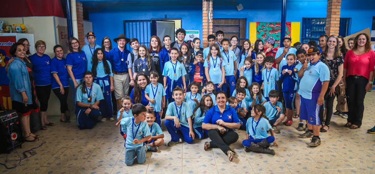 Imagem mostra diversas crianças na escola Zeferino Lopes