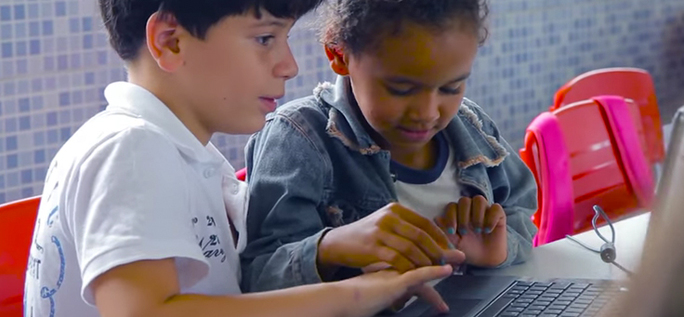 Frame do vídeo sobre a Escola Municipal Manoel Domingues de Melo, em Vitória de Santo Antão (PE) mostra dois alunos estudando