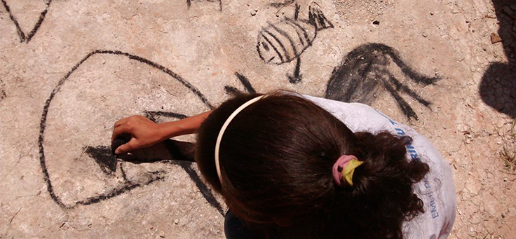 Crianças fazem pintura com carvão na Escola Estadual Professor Irineu Tobias