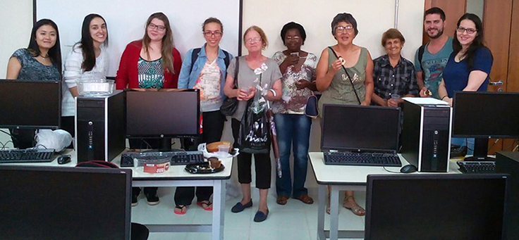 Mulheres em aula do projeto Alfabetização Digital em Londrina