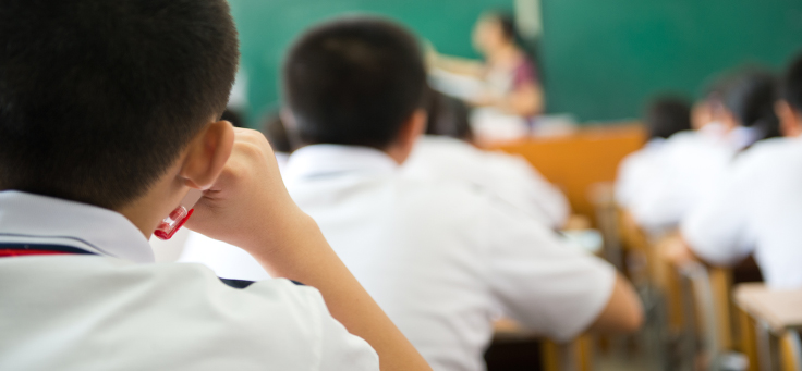 Imagem mostra meninos e meninas em uma sala de aula