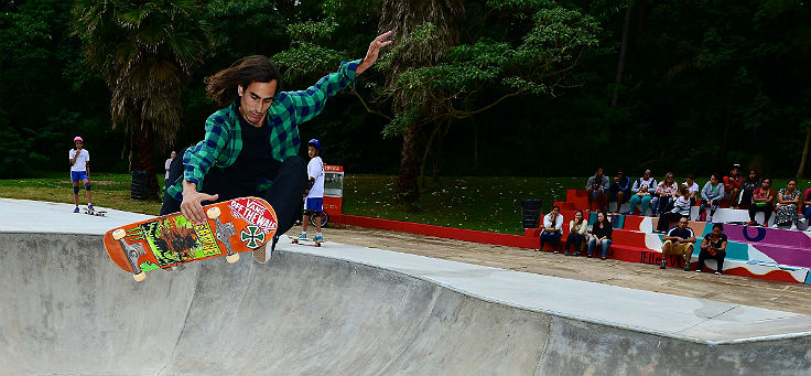 Imagem mostra homem fazendo manobra em um skate