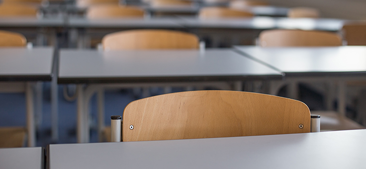 Imagem mostra sala de aula vazia