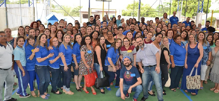 Imagem mostra professores reunidos em escola de Viamão, no Rio Grande do Sul