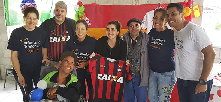 Representantes do clube Atlético Paranaense presentearam a escola 29 de Março com camisa oficial, durante o Vacaciones Solidárias da Fundação Telefônica Vivo