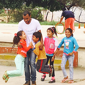 Pablo Giordani ao lado de crianças peruanas em escola