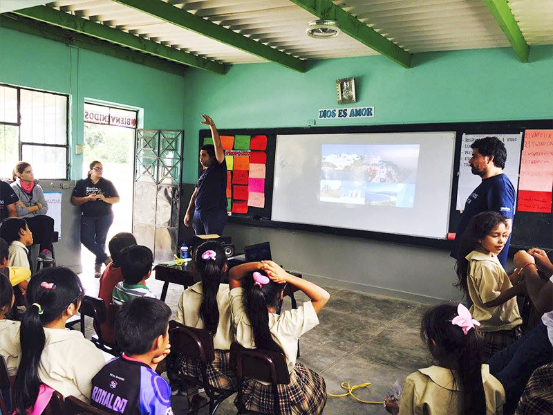 Voluntários dão aula da escola Molino de Carmen, no Peru
