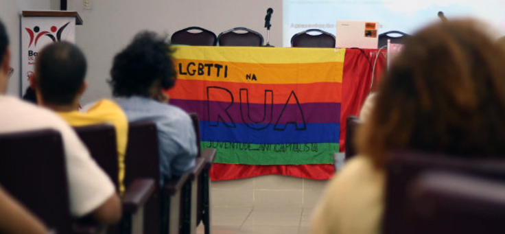 Alunos se reúnem na sala de aula do cursinho Educar é Transformar, cursinho gratuito para pessoas trans