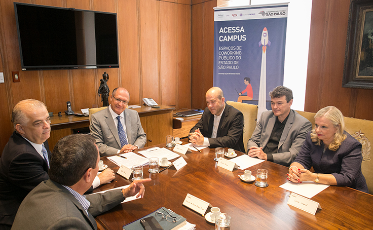 Mesa com Americo Mattar, presidente da Fundação Telefônica Vivo, o governador Geraldo Alckmin e outras quatro pessoas sentadas