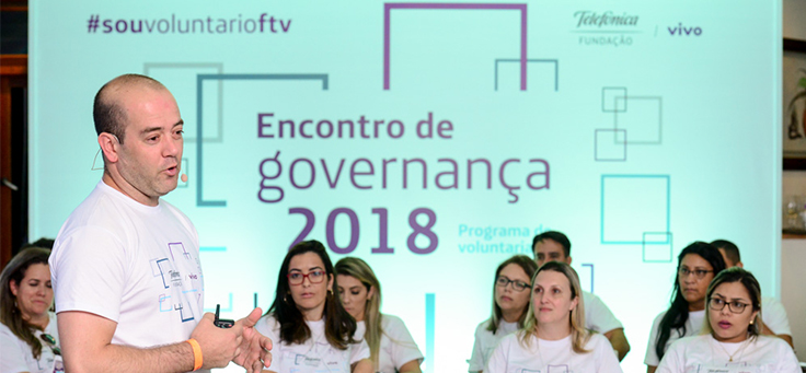 Presidente da Fundação Telefônica Vivo, Americo Mattar, fala com colaboradores