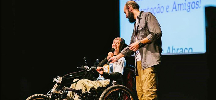 Juliana Tozzi, com microfone, e Guilherme Simões apresentam palestra sobre a cadeira Julieti