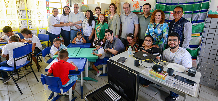 Executivos da Fundação Telefônica Vivo ,alunos e funcionários posam para foto em visita a Manaus pelo Projeto Aula Digital