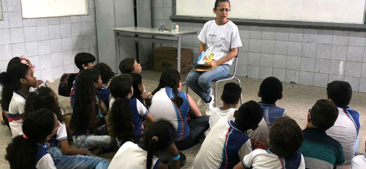 Alunos da Escola Estadual General Calazans, na cidade de Nossa Senhora das Dores (SE), sentados prestam atenção em professora da escola