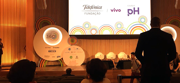 Imagem mostra cenário de painel do Educação 360 com os logos dos apoiadores