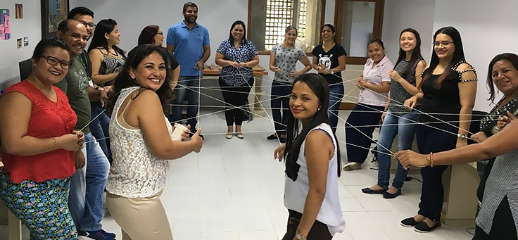 Educadores formam roda, em pé, durante dinâmica em formação do Projeto Aula Digital