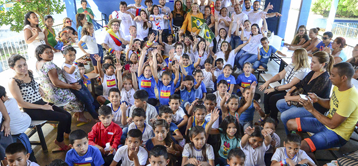 Crianças da escola posam para foto durante o Vacaciones Solidárias em Manaus