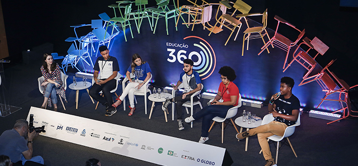 Seis palestrantes estão sentados no palco do Educação 360 para o painel sobre o que jovens querem ensinar aos mestres