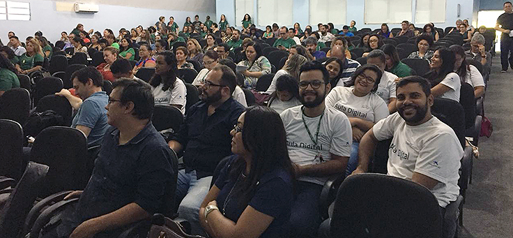 Plateia sentada em dezenas de cadeiras ocupadas assiste a palestra do evento Socialização de Práticas Formativas, em Manaus, que discutiu boas práticas pedagógicas
