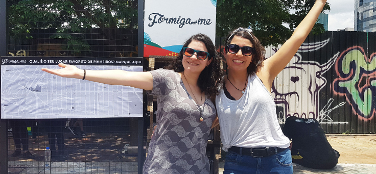 Carmen Guerreiro e Fernanda Carpegiani estão abraçadas e sorrindo para a foto. O Formiga-me é um dos projetos que remodelam a relação entre cidades e pessoas.