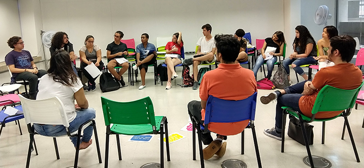 Representantes de projetos acelerados no Acessa Campus estão sentados em roda durante o Laboratório para Jovens Empreendedores, na ETEC Parque da Juventude, que recebeu espaço de coworking.