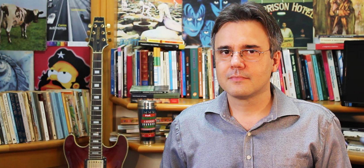 O professor e pesquisador André Azevedo da Fonseca, que analisa a influência do uso da internet no comportamento dos jovens, usa óculos, camisa e tem cabelos grisalhos.