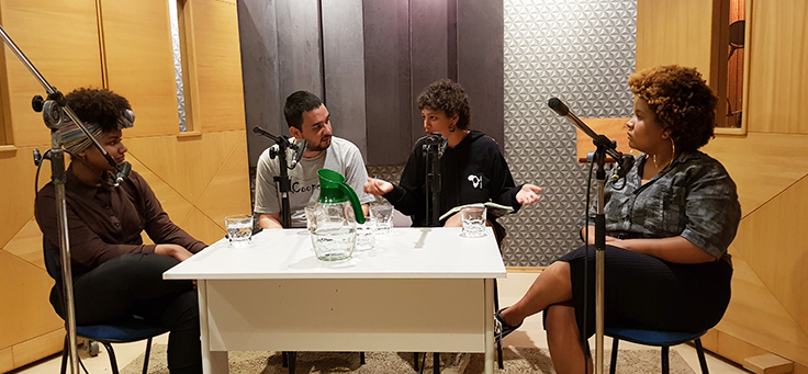 Na foto, é possível ver bastidores da gravação de podcast