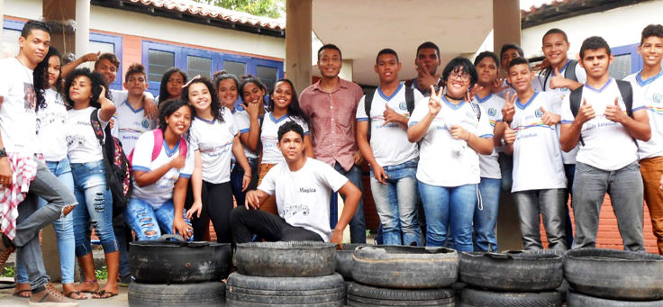 Alunos da Escola Marechal Eurico Gaspar Dutra posam para foto em grupo