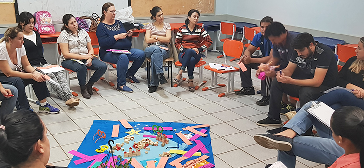 Alunos estão sentados em círculo durante uma dinâmica em sala de aula da Escola Municipal de Ensino Fundamental Profª Iêda de Seixas Souza, que integra lista das mais inovadoras do Brasil.