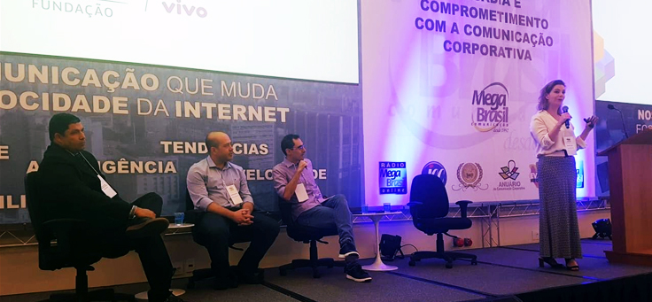 Imagem mostra Priscila Cruz, do Todos pela Educação, falando ao microfone no palco do Fórum do Pensamento, que debateu caminhos para a Educação com Americo Mattar, diretor-presidente da Fundação Telefônica Vivo, Gilson Gean da Silva, educador do Amazonas, além da mediação de Antonio Góes, jornalista especializado em educação.