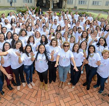 Participantes do 1º Encontro de Formadores do Aula Digital posam para foto em grupo