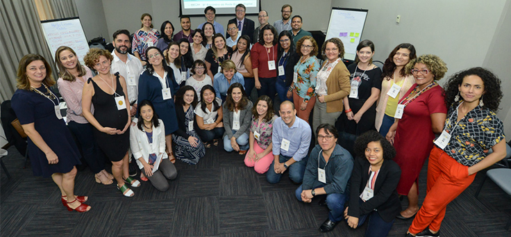 Imagem mostra os integrantes da rede do Escola Digital, que forma um grupo de cerca de 40 pessoas, com alguns em pé e outros sentados.