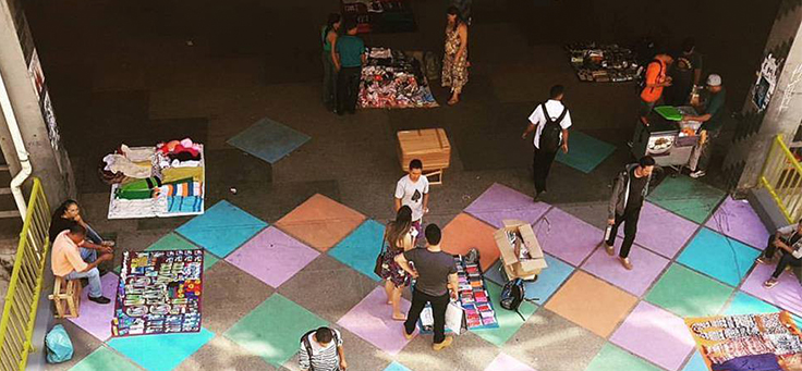 Foto aérea mostram pessoas caminhando em cima de arte feita pelo coletivo MOB, que atua em espaços como praças em Brasília e é uma das iniciativas voluntárias da lista.