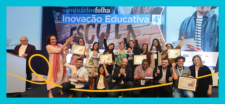 Imagem mostra grupo de educadores comemorando no palco durante a premiação do Desafio Inova Escola