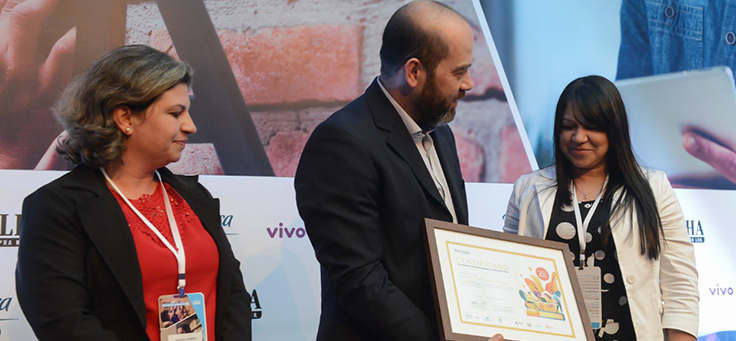 Ganhadoras do grupo Urbano recebem o certificado das mãos do Diretor-Presidente da Fundação Telefônica Vivo, Americo Mattar