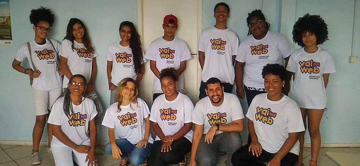 Jovens posam para foto com a camiseta da iniciativa Vai na Web junto com a educadora Cris dos Prazeres