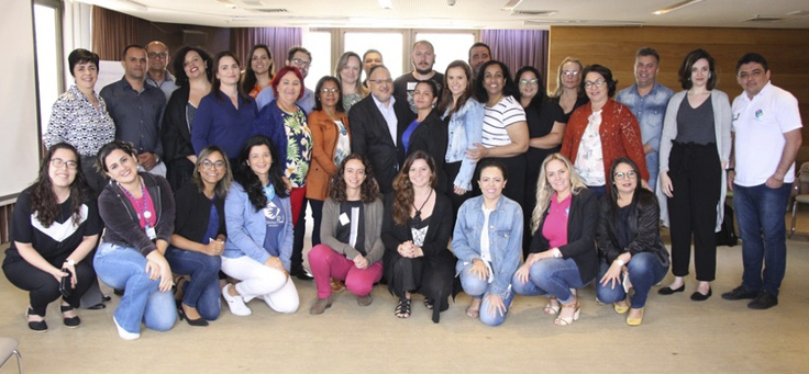 Grupo com integrantes de equipes de secretarias municipais posa lado a lado para celebrar as práticas educacionais premiadas pela 4ª Ação de Reconhecimento da plataforma Conviva.