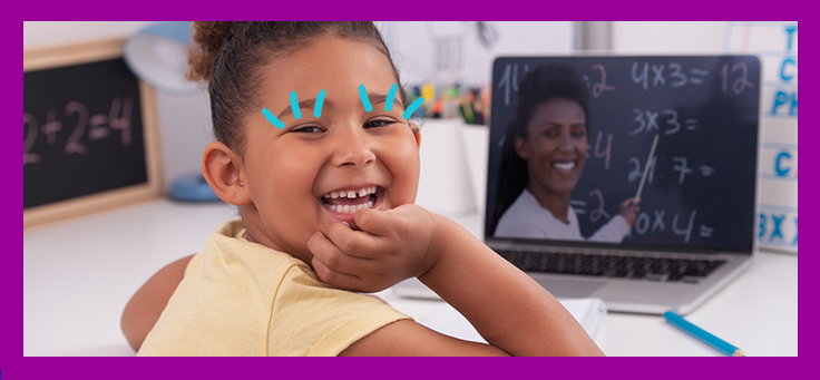 Imagem uma criança sorrindo, com a mão no queixo. À sua frente é possível ver um notebook e na tela a imagem de uma professora sorrindo e apontando para uma lousa com equações matemáticas