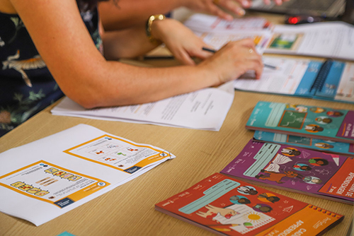 Imagem mostra os cadernos de aprendizagem do Projeto Aula Digital em destaque sobre a mesa