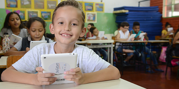 Crianças atendidas pelo projeto Aula Digital ProFuturo em Goiânia em sala de aula