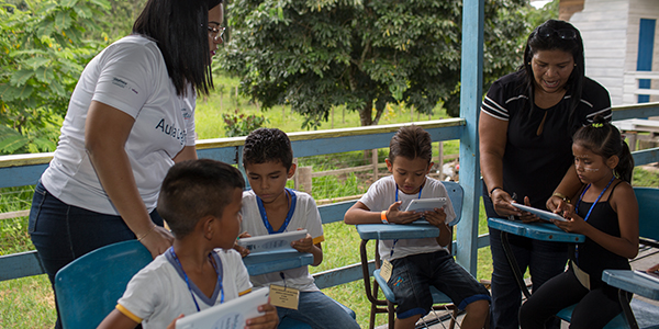 educadoras do Aula Digital Profuturo em Manaus ensinam criançam a utilizarem o tablet do projeto