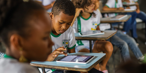 Crianças em sala de aula manueiam tablets do projeto Aula Digital ProFuturo em Sergipe