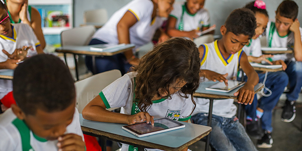 Crianças em sala de aula manueiam tablets do projeto Aula Digital ProFuturo em Sergipe