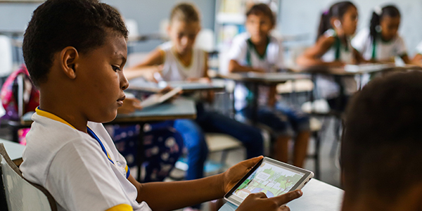 Crianças em sala de aula manueiam tablets do projeto Aula Digital ProFuturo em Sergipe