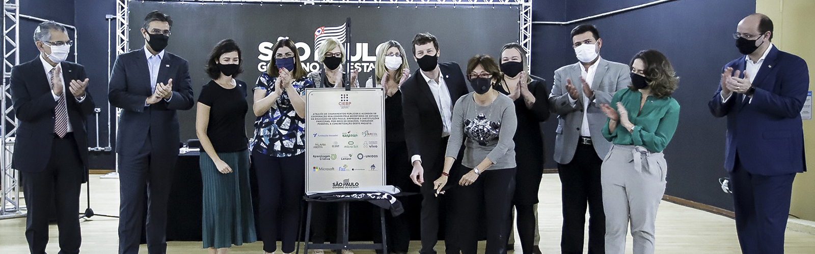 Foto mostra um grupo de pessoas reunidos no dia da inauguração do Centro de Inovação da Educação Básica Paulista (CIEBP),