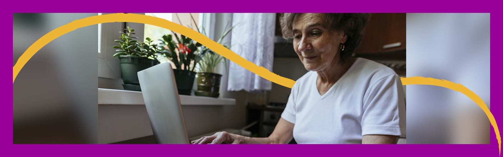 Imagem mostra senhora trabalhando em um notebook. Ao lado dela se vê uma janela com diversos vasos de flores.