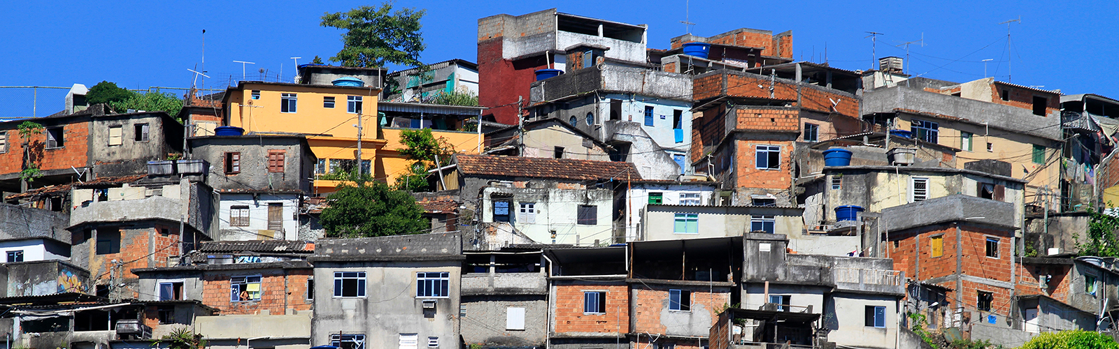 Imagem mostra casas no Conjunto de favelas da Maré, no Rio de Janeiro, onde instituições como a Unicef criaram série de medidas para fortalecer a rede de proteção a jovens que moram na região. As construções têm cores variadas: algumas amarelas, outras com tijolo aparente, outras com reboco cinza.