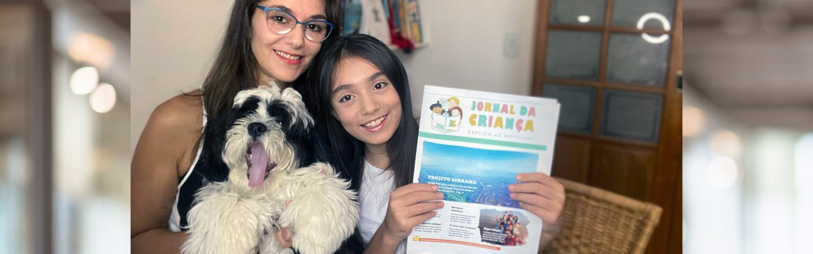 A jornalista Viviane Zanardo posa para foto com a filha Isa, segurando um exemplar do Jornal da Criança nas mãos