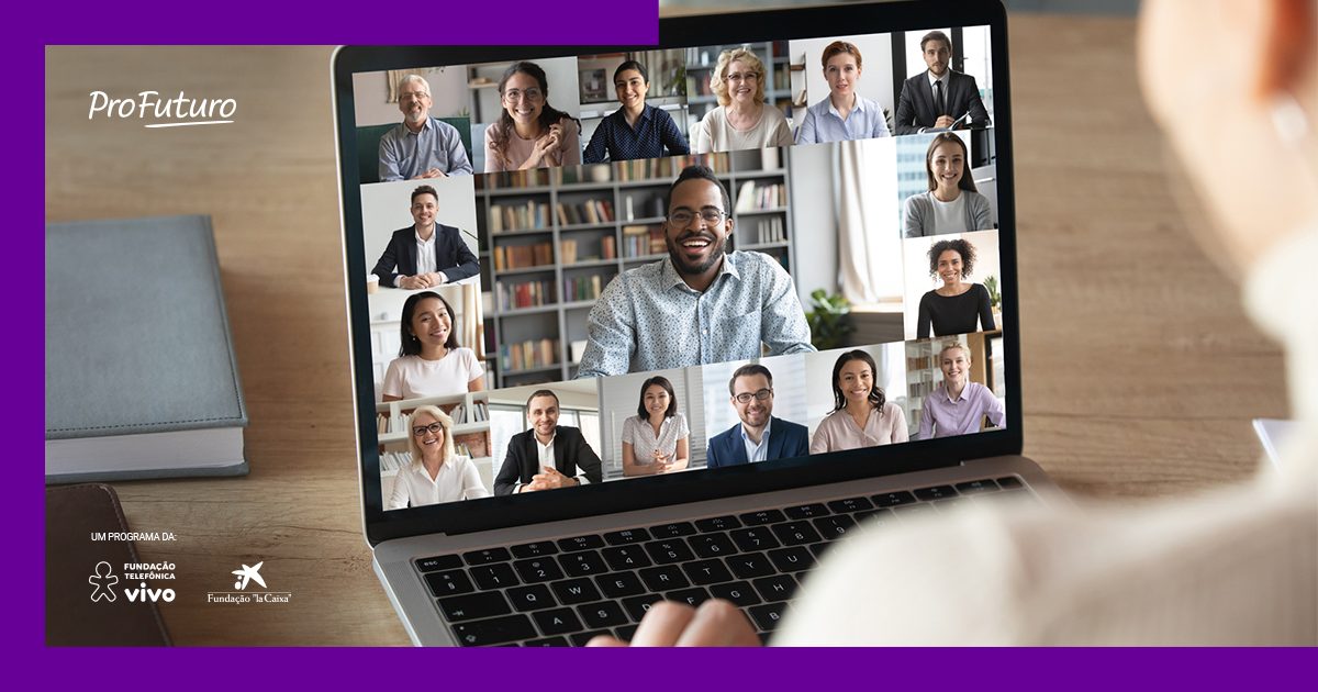 A imagem mostra a tela de um computador onde se vê várias pessoas em videoconferência